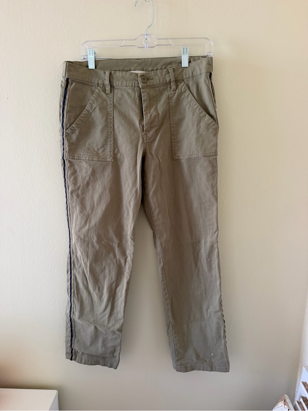 Vintage woman’s Lucky Brand Khaki crop Pants - Versatile Everyday Wear.